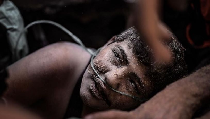 Muhammad Shaqura permaneció debajo de los escombros de su casa mientras el sonido aterrador 